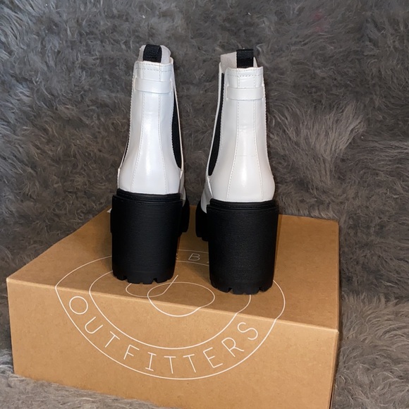 NWT Urban Outfitters Chloe Chelsea white boot - Picture 6 of 9